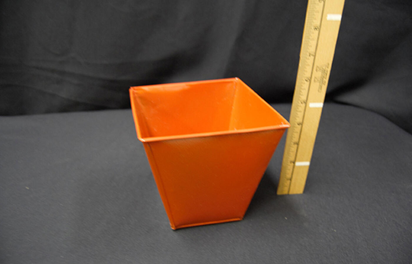 Metal tin square